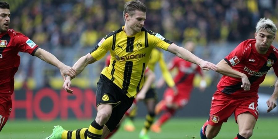 Pilihan Sulit yang Harus Dilakoni oleh Bek Andalan Borussia Dortmund