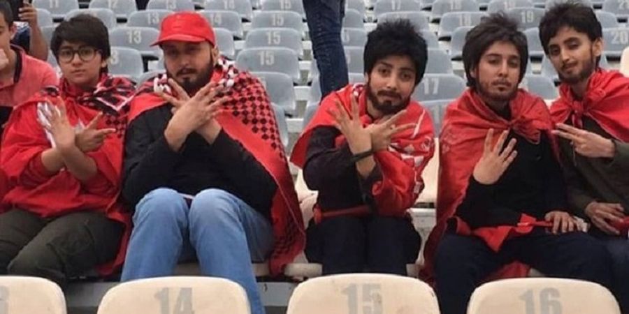 Lima Wanita Iran Nekat Menyamar Menjadi Pria demi Menonton Sepak Bola