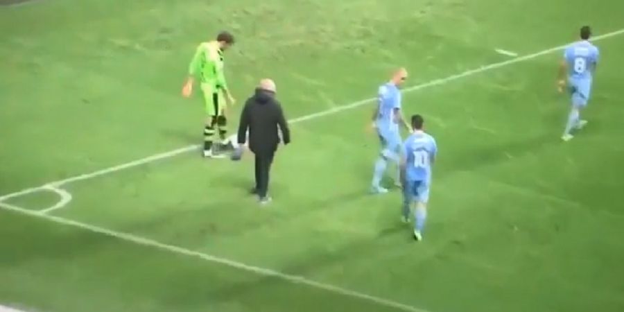 VIDEO - Kocak! Suporter Coventry City Ini Leluasa Masuk ke Lapangan Kemudian Marah-marah ke Pemain