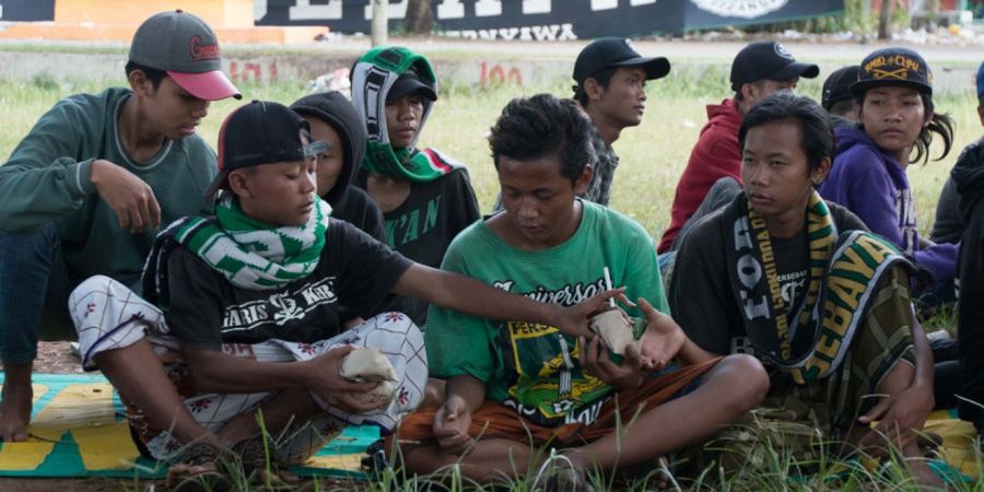 Manajemen Persebaya dan Bonek Jogja Bagikan Ribuan Nasi Bungkus untuk Bonek yang Estafet