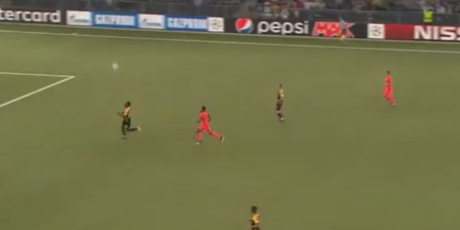 VIDEO - Bek Ini Cetak Gol Bunuh Diri Sundulan dari Luar Kotak Penalti di Liga Champions!