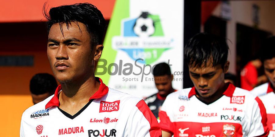 Rizki Dwi, berjalan memasuki lapangan menjelang melawan Bali United pada laga perdana Liga 1 di Stadion Gelora Ratu Pamellingan Pamekasan, Jawa Timur, Minggu (16/04/2017) sore.