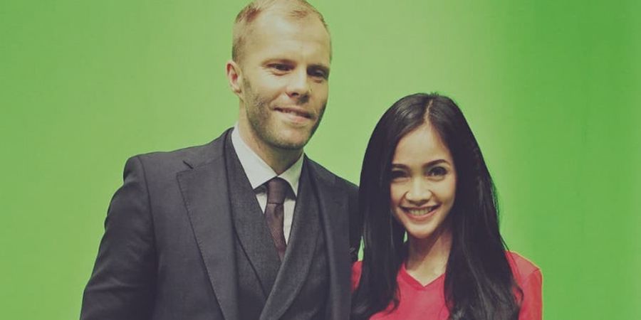 Unggah Foto bersama Legenda Timnas Islandia, Presenter Cantik Ini Ternyata Fan Barcelona