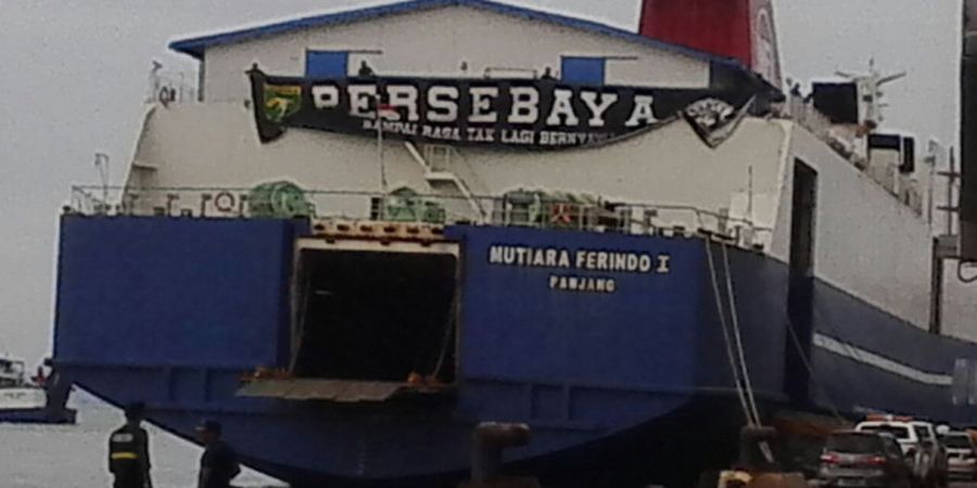 'Song for Pride' Digemakan Bonek di Atas Kapal untuk Mendukung Persebaya Surabaya