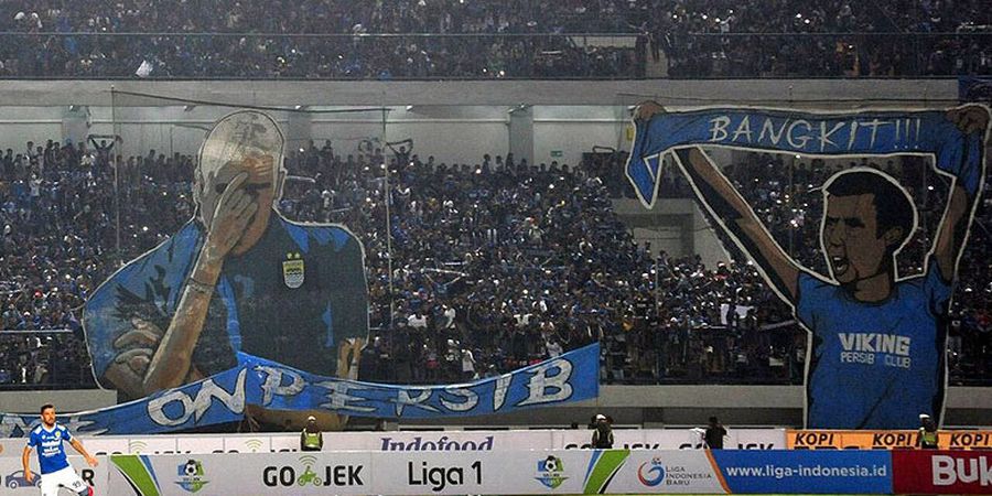 Hujan Tidak Surutkan Bobotoh Dukung Persib di Stadion GBLA 