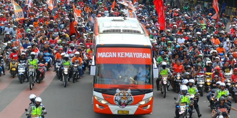 Ratusan Anggota Kepolisian Amankan Pawai Persija Jakarta Juara Piala Presiden 2018