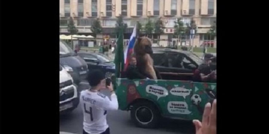 Heboh, Beruang Coklat Ini Bangkitkan Kenangan Piala Dunia 2010 Saat Lakukan Parade di Jalanan Moskow
