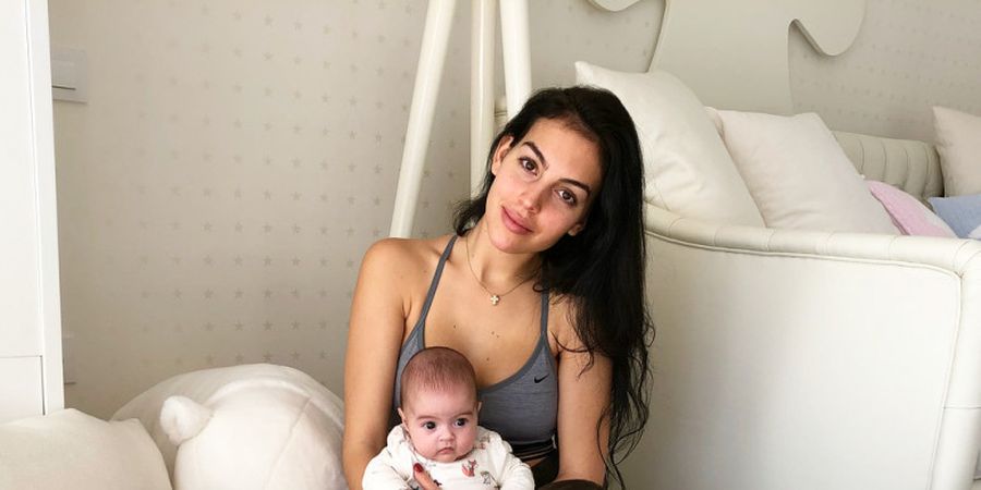 Wow! Hot Mommy, 6 Pose Seksi Georgina Rodriguez saat Mengasuh Anak-anaknya