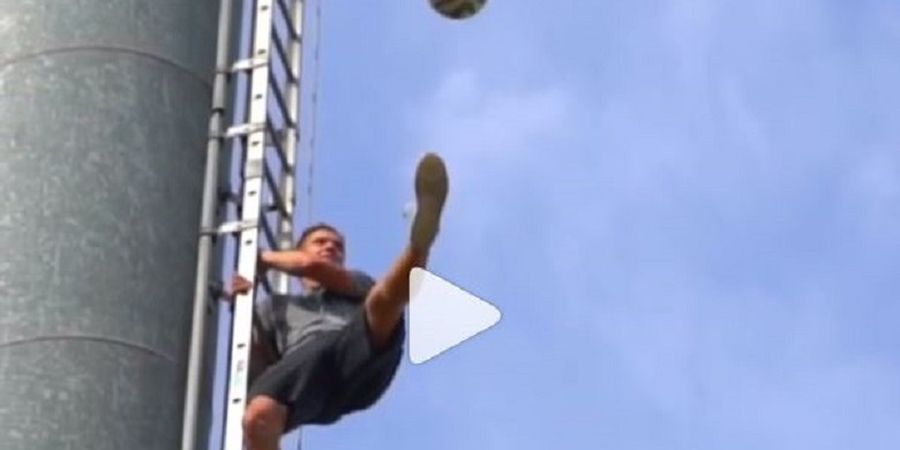 VIDEO - Gokil, Freestyler Sepak Bola Ini Juggling Bola Sambil Gelayutan di Tangga Menara