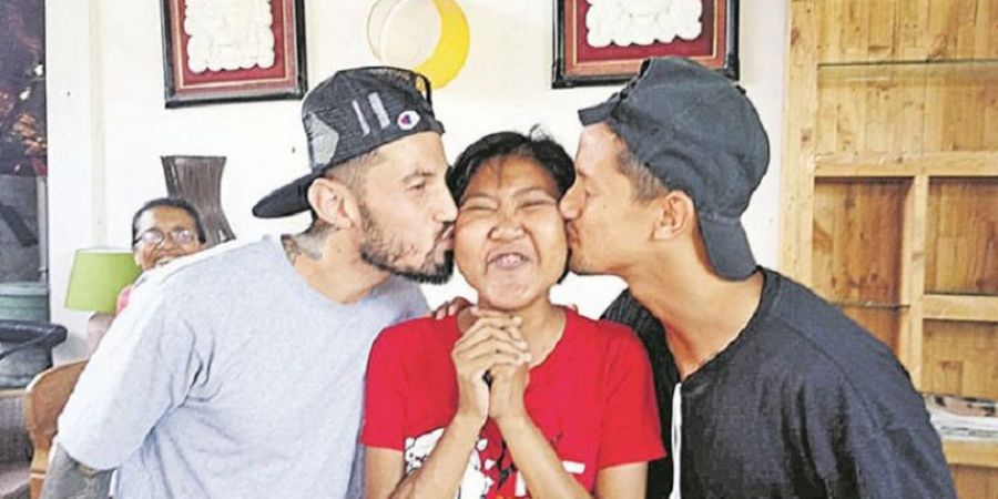 Irfan Bachdim dan Stefano Lilipaly Berikan Ciuman Spesial untuk Fan Bali United yang Sedang Sakit