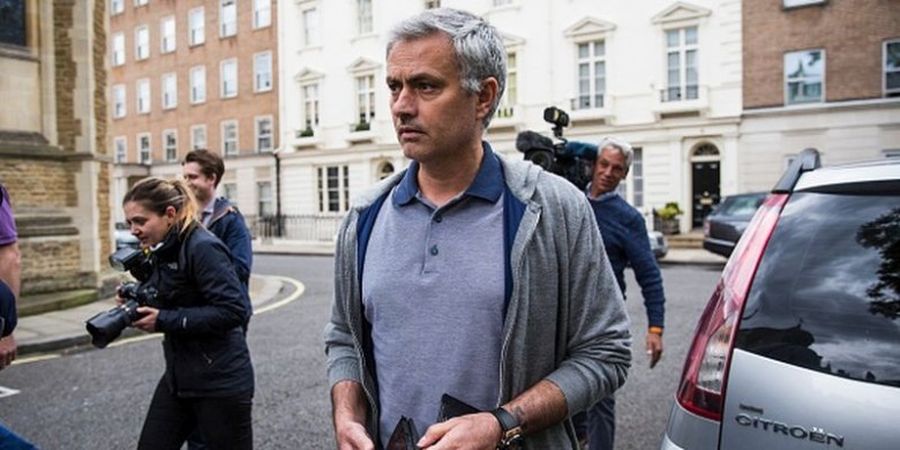 Mourinho Pindahkan Barang dari Rumah di London