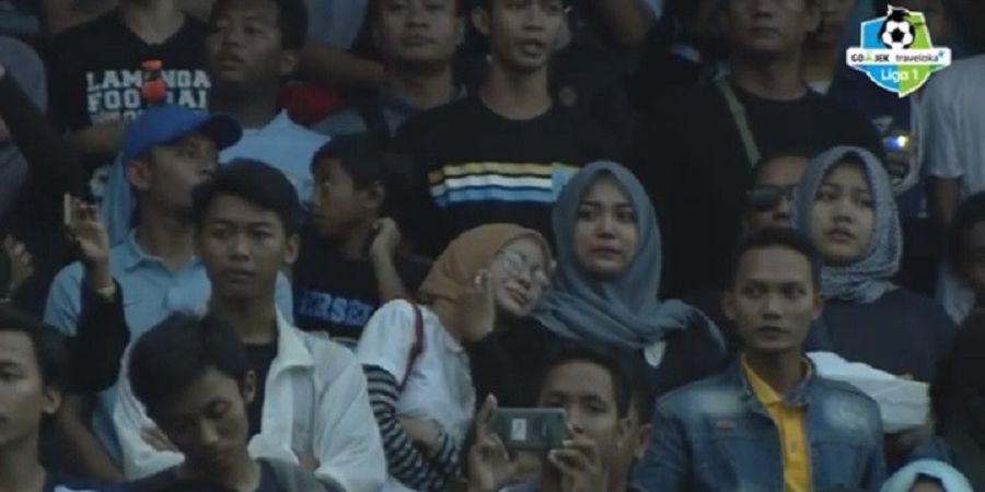 VIDEO - Seisi Stadion Surajaya Menangis saat Penghormatan Terakhir untuk Choirul Huda