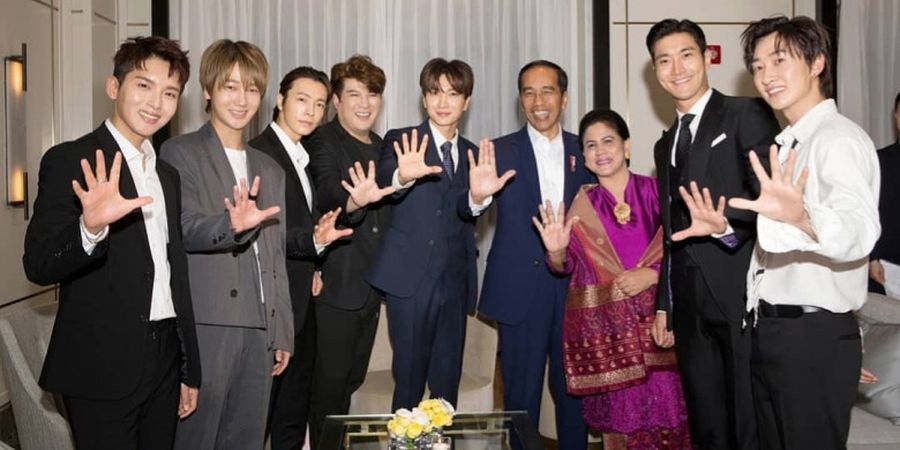 Jokowi Ajari Personil Super Junior Goyang Dayung