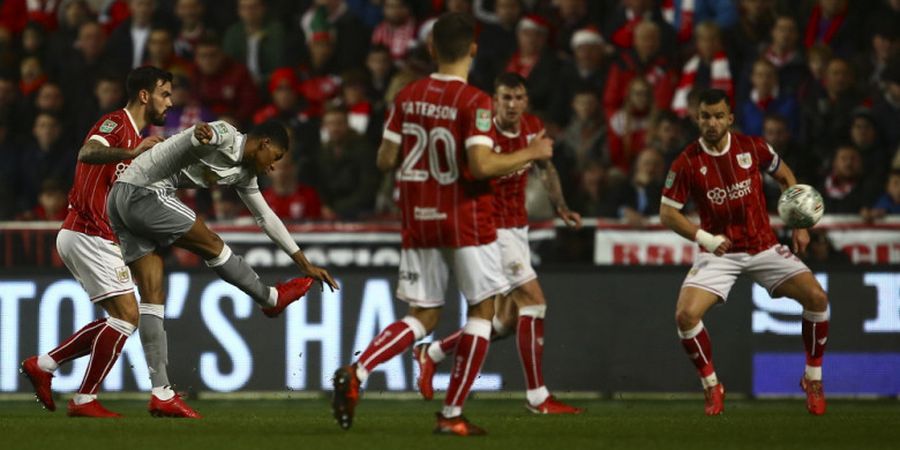 VIDEO - Rayakan Kemenangan Atas Manchester United, Suporter Bristol City Sampai Tumpah Ruah di Lapangan!