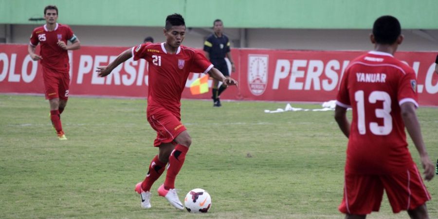 Pemainnya Kecelakaan, Persis Krisis