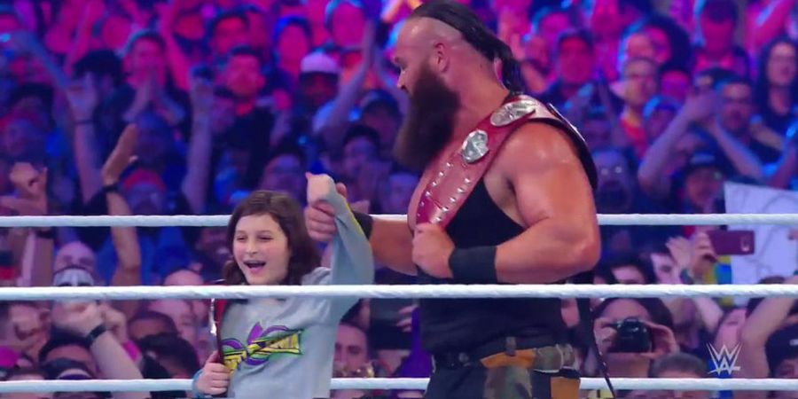 WrestleMania 34 - Kocak! Braun Strowman Ajak Seorang Anak Kecil untuk Memenangkan Gelar Juara Tag Team