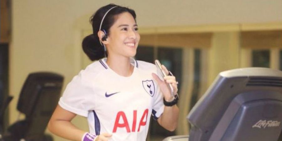 Wow! Dian Sastro Olahraga Memakai Jersey Tottenham Hotspur, Penggemar Berat?