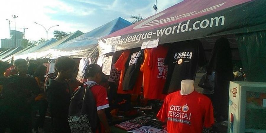 Berburu Merchandise di Acara Puncak HUT The Jakmania