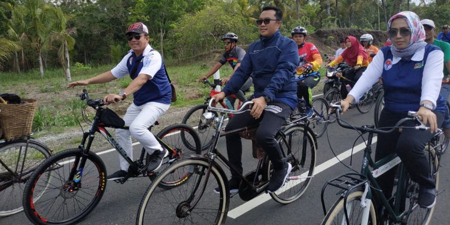 Menpora dan Ribuan Warga Kebumen Ramaikan Etape ke-24 Sepeda Nusantara 2018