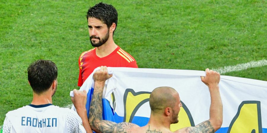 Sambut Musim Panas, Isco Alarcon Pamerkan Pose Hot Bersama Sosok Wanita Cantik