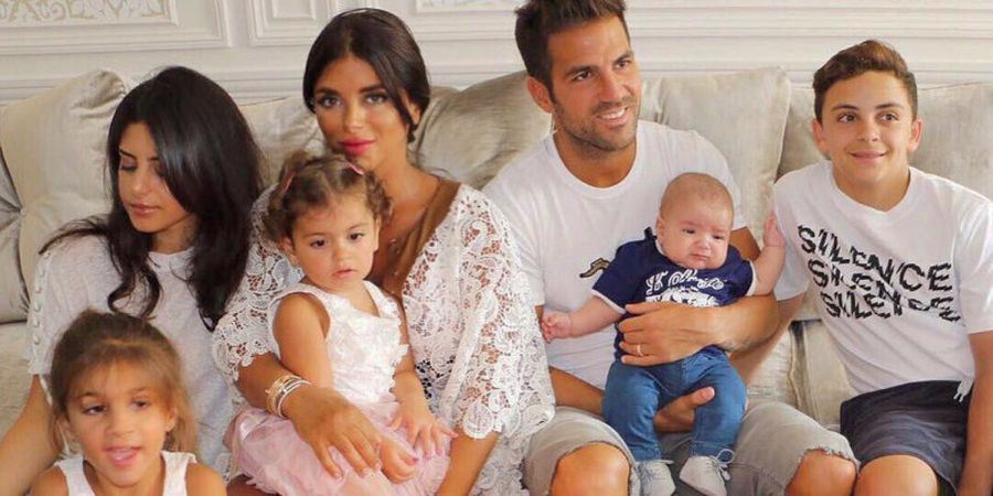 Sudah Melahirkan Lima Anak, Tunangan Cesc Fabregas Ini Tetap Tampil Seksi Mempesona