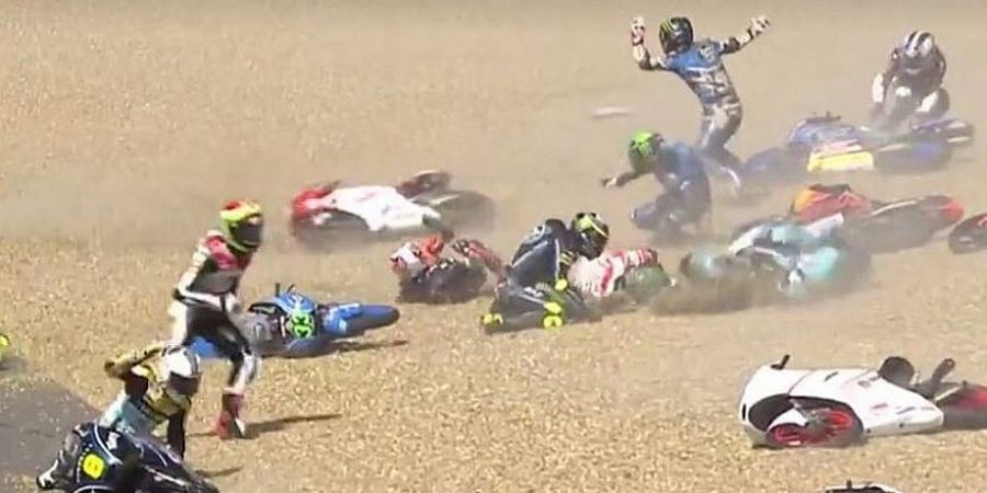 VIDEO - Tabrakan Berbahaya Bak Bowling di Moto3 Catalunya