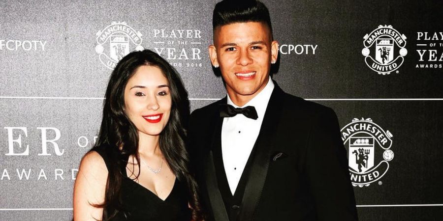 Hore! Paras Cantik Istri Marcos Rojo Akan Terus Hiasi Old Trafford hingga 2021