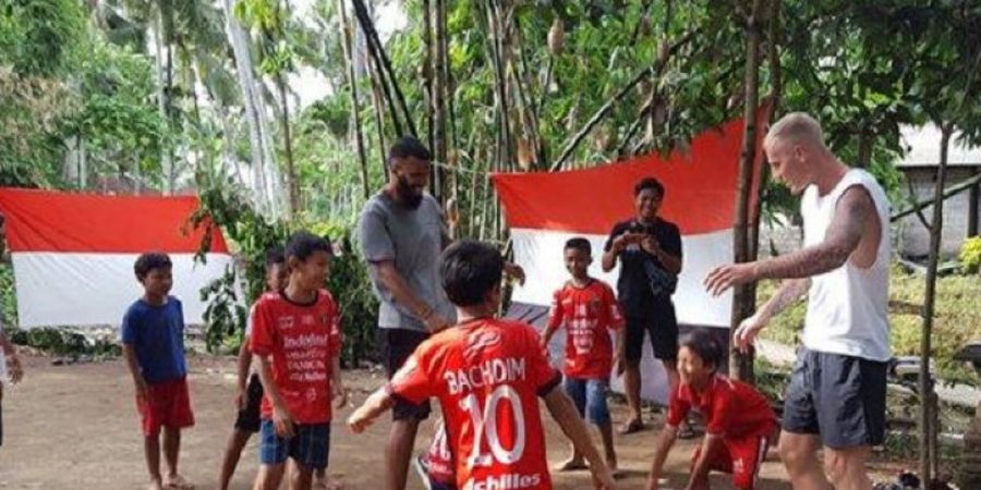 Dua Eks Pemain Bali United Ajak Anak-anak Bermain Sepak Bola