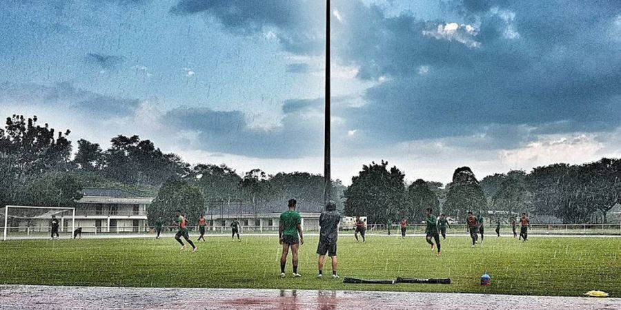 SEA Games 2017 - Timnas U-22 Indonesia Ditemani Hujan Saat Jalani Latihan Sore