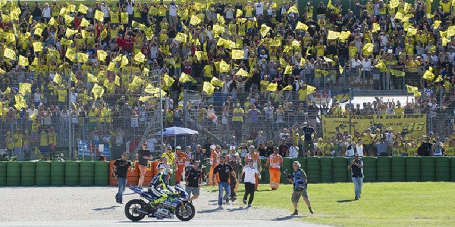 MotoGP Australia 2018 - Ketika Seorang Fans Lamar Kekasih di Depan Garasi Valentino Rossi