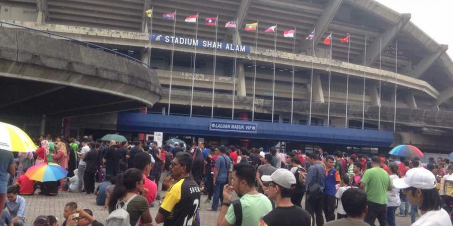 VIDEO - Terekam Kamera, Kerusuhan Suporter Malaysia Hingga Merusak Batas Penghalang di Stadion Shah Alam