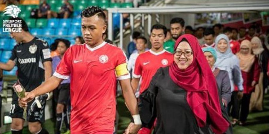 Bukan Anak-anak, Para Pemain Klub Liga Singapura Malah Menggandeng Ibu-ibu Sebelum Pertandingan