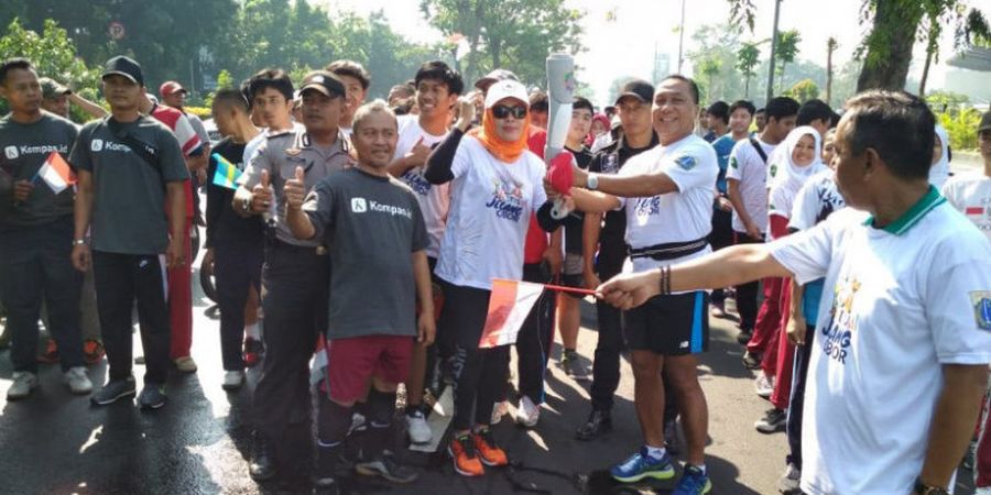 Ratusan Warga dan Tokoh Masyarakat Hantarkan Replika Obor Asian Games