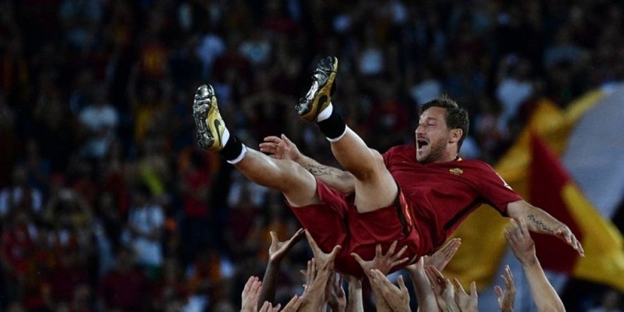 Seragam Legendaris Francesco Totti Diterbangkan ke Luar Angkasa