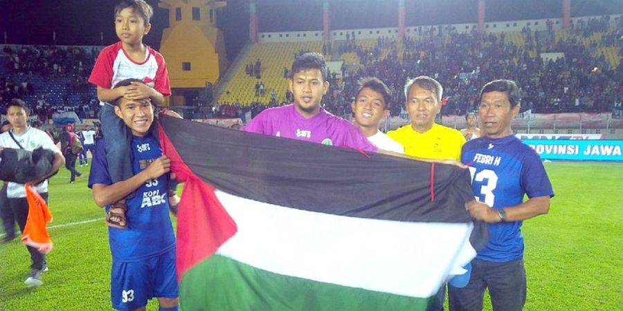 Sejumlah Suporter dan Pemain Lakukan Aksi Solidaritas untuk Rakyat Palestina