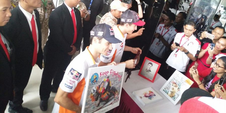 Marc Marquez dan Dani Pedrosa Dapat Kenang-kenangan dari Para Fans Indonesia