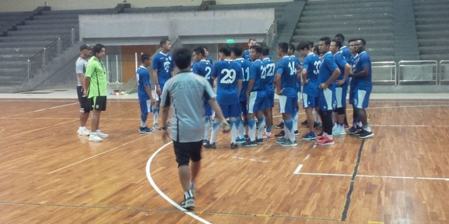 Kala Persib Berlatih di Lapangan Basket