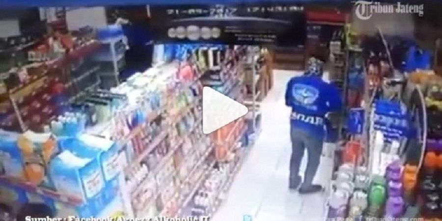 VIDEO -  Oknum Suporter Jarah Barang-barang di Alfamart