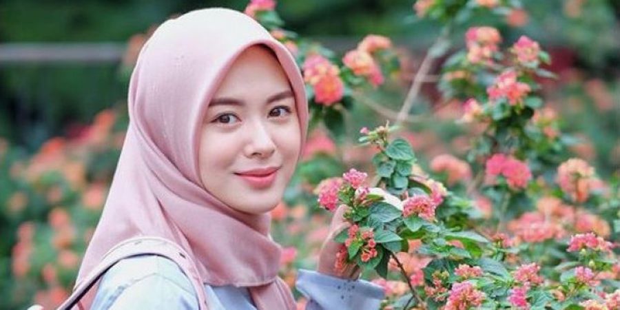 Rayakan Hari Raya Idul Fitri 1439 H, Gadis Ini Tak Mau Lepas dari Barcelona