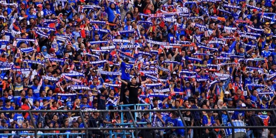 Kenang AK, Arema FC Bagikan Ratusan Kaus ke Aremania