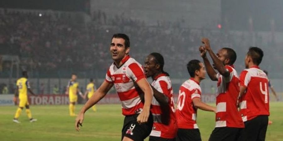 'Hat-Trick' Pablo Rodriguez, Madura United Pesta Gol di Tengah Asap