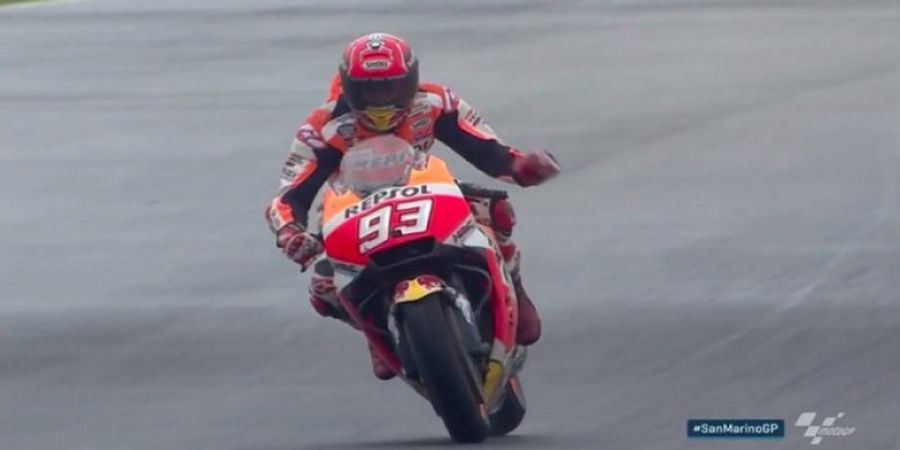 MotoGP San Marino 2017 - Ketika Marc Marquez Mengayunkan Kakinya untuk Isyarat  di Tengah Balapan