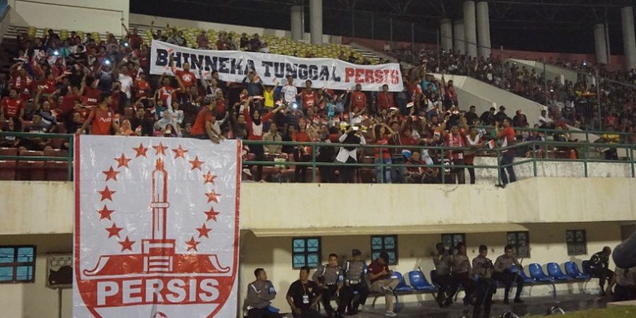Pasoepati Bentangkan Spanduk Sindiran Kondisi Stadion Krida, Rembang