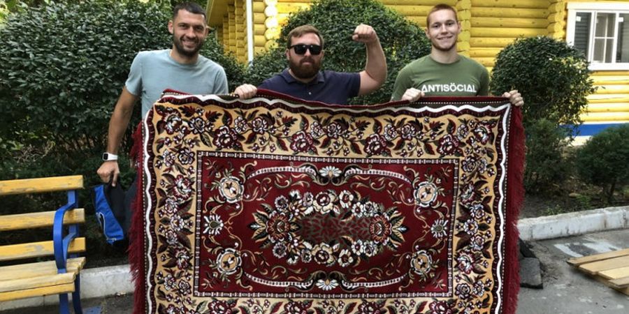 Percaya Simbol Keberuntungan, Klub Liga Rusia Jadikan Karpet sebagai Motif Seragam Baru