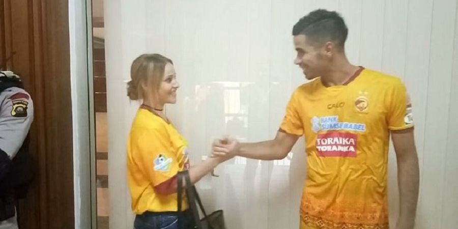 VIDEO - Wanita Cantik Ini Bikin Marquee Player Sriwijaya FC Menggila di Setiap Laga
