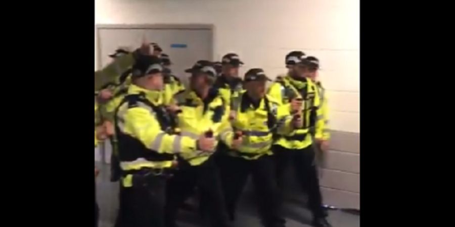 Pendukung Stoke City Disemprot Cairan Lada oleh Petugas Kepolisian