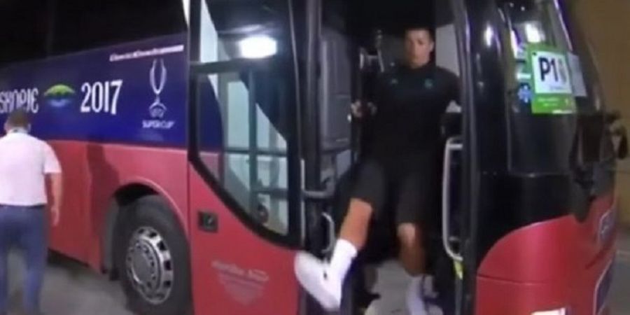 VIDEO - Cristiano Ronaldo Hampir Jatuh dari Bus Jelang Hadapi Manchester United di Laga Piala Super Eropa