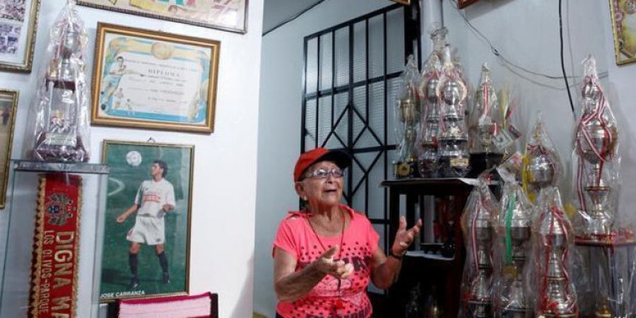 Nenek Berusia Satu Abad Jadi Pelatih Sepak Bola Terkenal di Peru, Begini Ceritanya!