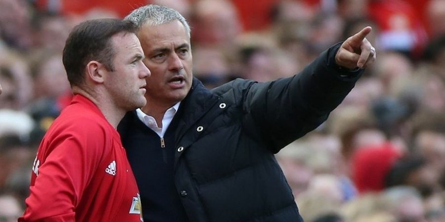 Respons Mourinho Saat Rooney Setarai Bobby Charlton