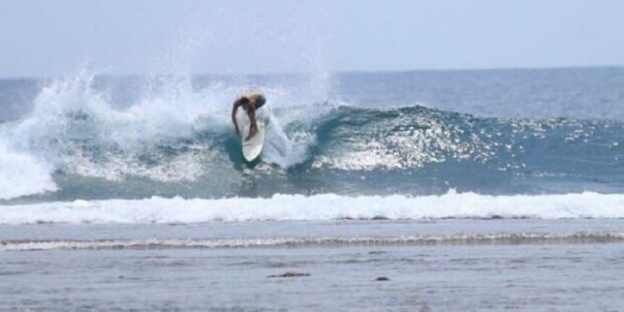 Peselancar Seluruh Dunia Menobatkan Pantai Tanjung Setia Sebagai Lokasi Surfing Terbaik